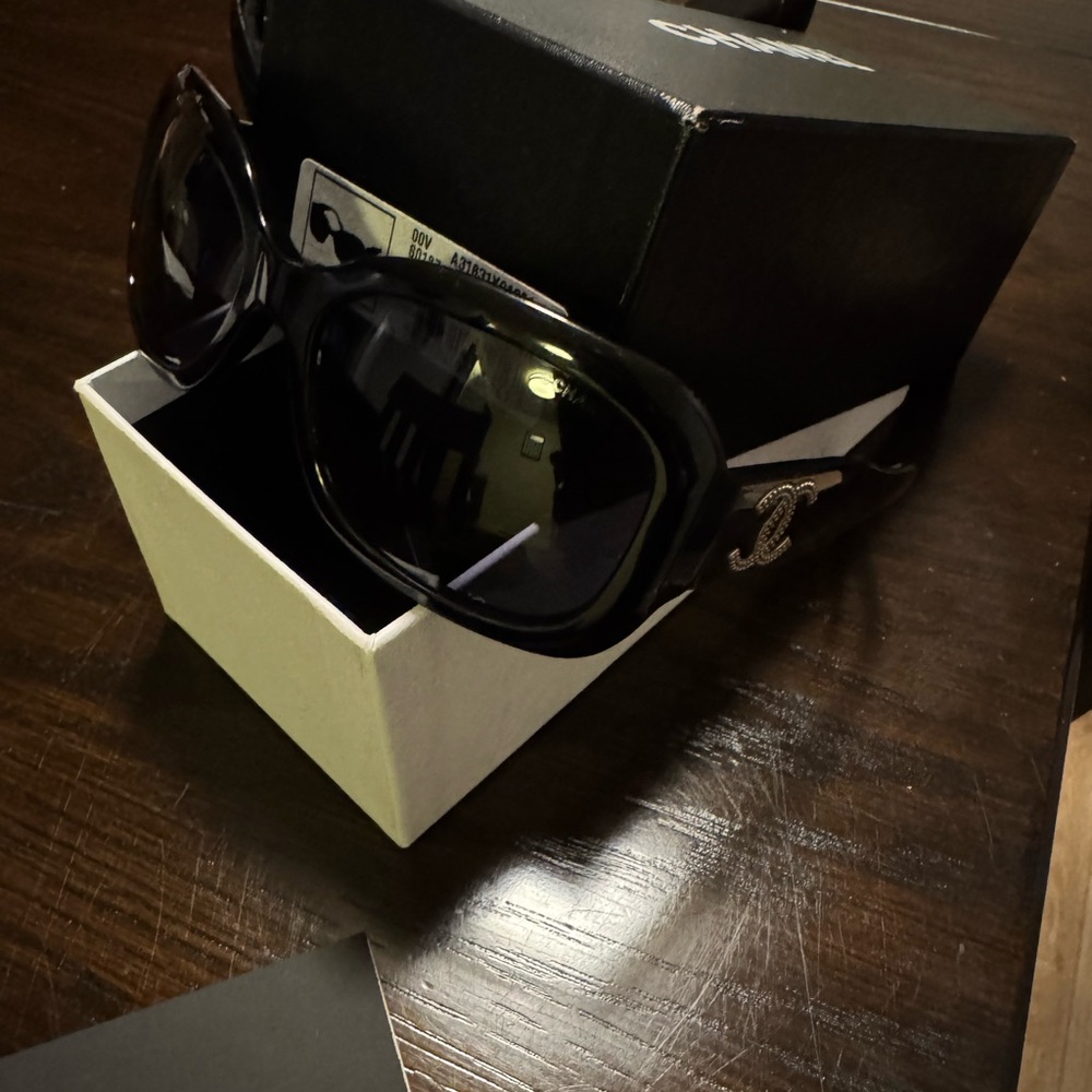 CHANEL Black Sunglasses - Picture 8 of 16